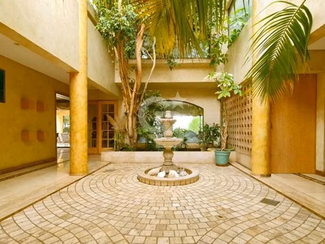 Casa en Las Condes: lujo, comodidad privilegiada.CBG