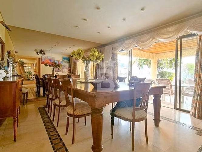 Casa en Las Condes: lujo, comodidad privilegiada.CBG
