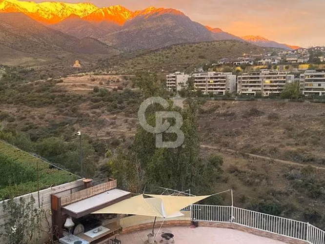 Casa en Las Condes: lujo, comodidad privilegiada.CBG