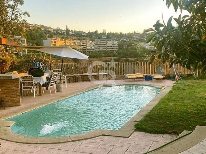 Casa en Las Condes: lujo, comodidad privilegiada.CBG