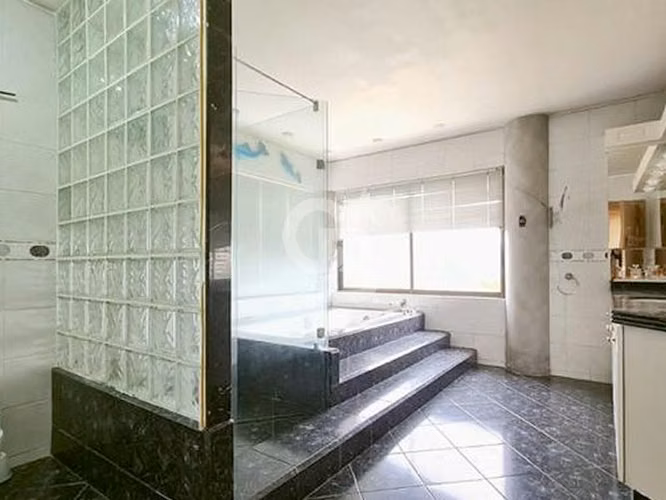 Casa en Las Condes: lujo, comodidad privilegiada.CBG