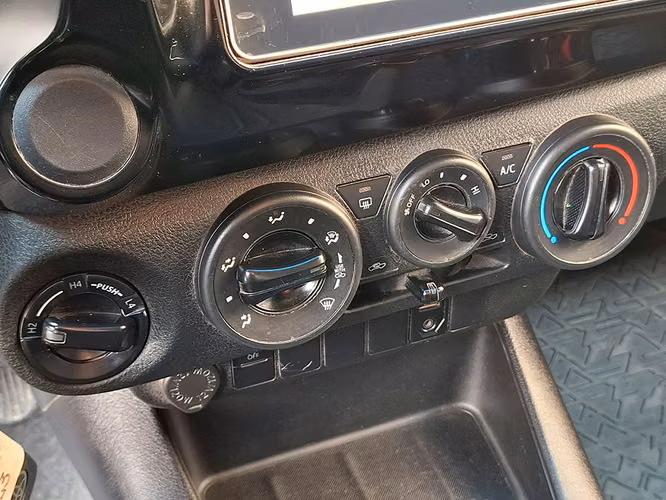 TOYOTA HILUX 2023