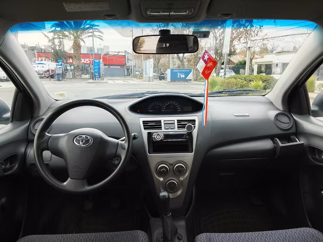 Toyota Yaris Sedán 1.5 XLI MT 2011 190 mil KM $4.700.000