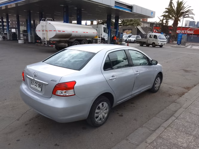 Toyota Yaris Sedán 1.5 XLI MT 2011 190 mil KM $4.700.000