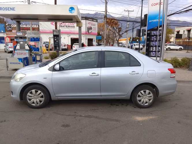 Toyota Yaris Sedán 1.5 XLI MT 2011 190 mil KM $4.700.000