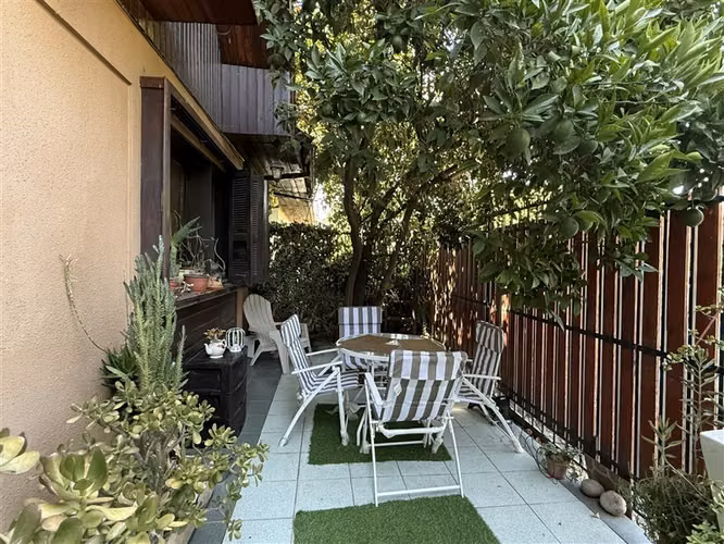 Casa en venta 2 pisos en pasaje cerrado de 5D 2B en La Reina