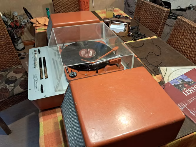 Oportunidad venta tocadiscos tipo nave espacial, argentino, macar Barret fines de los 50´