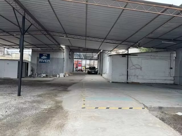 Arriendo amplio local comercial Diego Portales