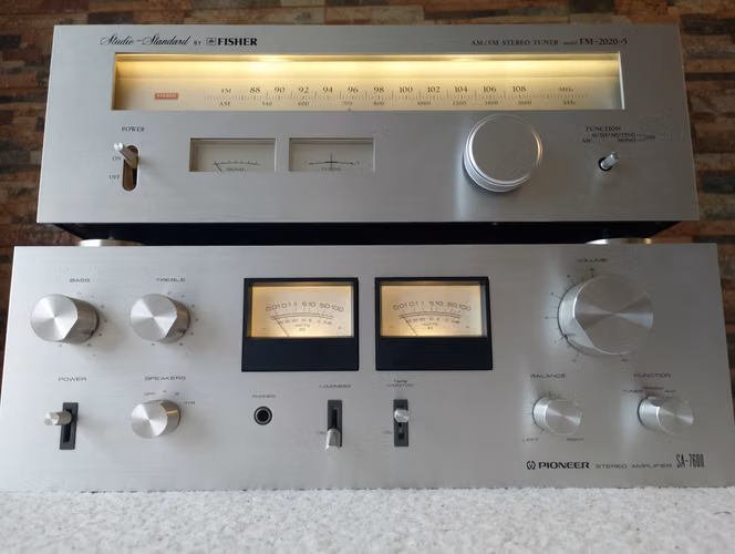 Amplificador estéreo & Tuner análogo
