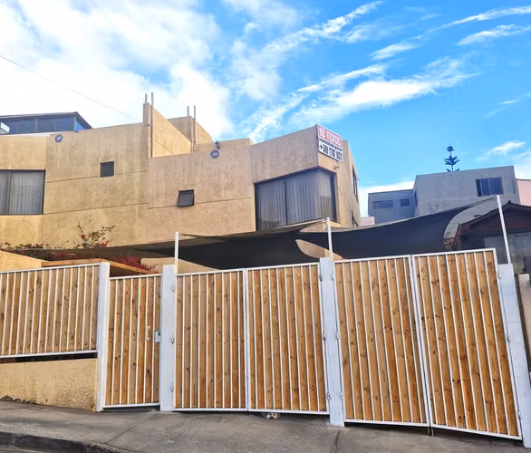 SE VENDE CASA GRANDE SECTOR PARQUE INGLÉS