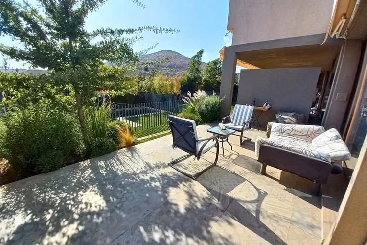 Casa 3 hab, 3 baños + servicio, quincho, piscina