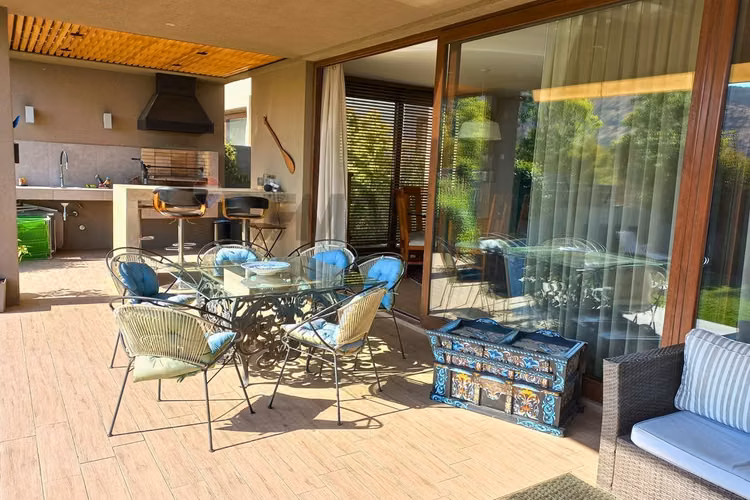 Casa 3 hab, 3 baños + servicio, quincho, piscina