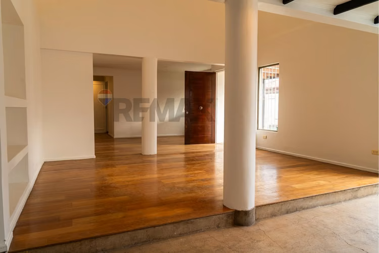 Casa remodelada en pasaje cerrado
