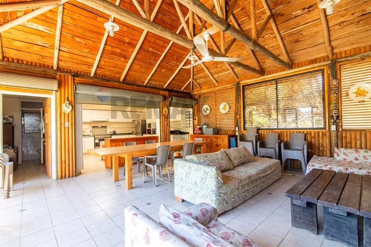 Casa de agrado con piscina y jardín 10640 mts2