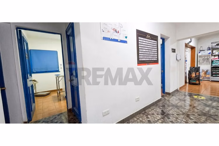 Casa comercial, gran ubicación a pasos metro