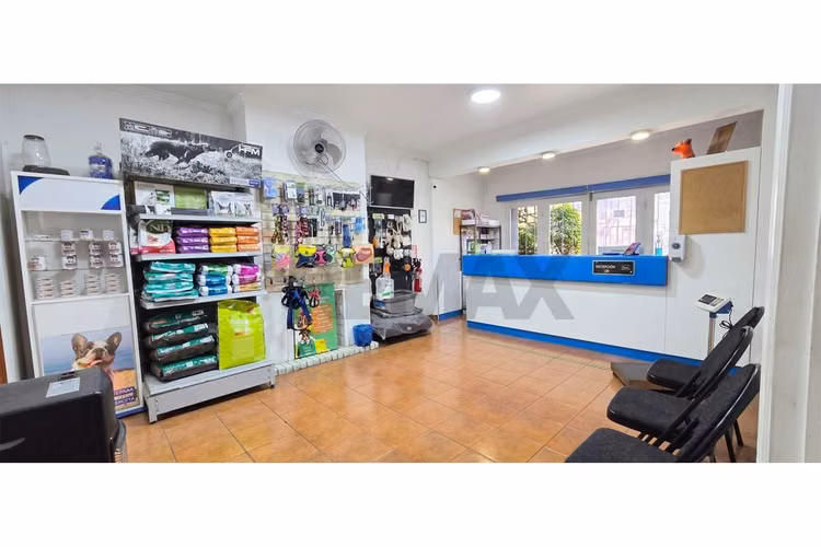 Casa comercial, gran ubicación a pasos metro