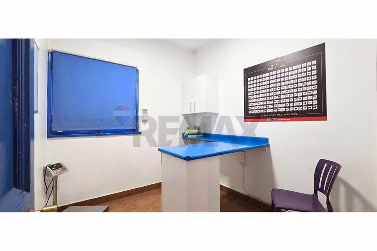 Casa comercial, gran ubicación a pasos metro