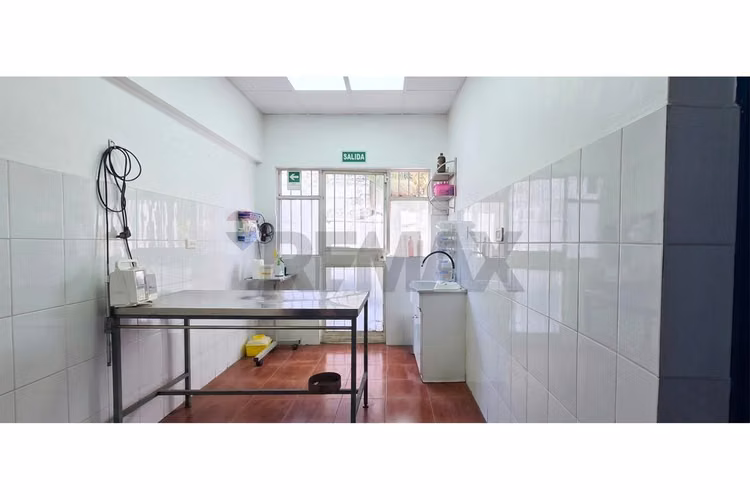 Casa comercial, gran ubicación a pasos metro
