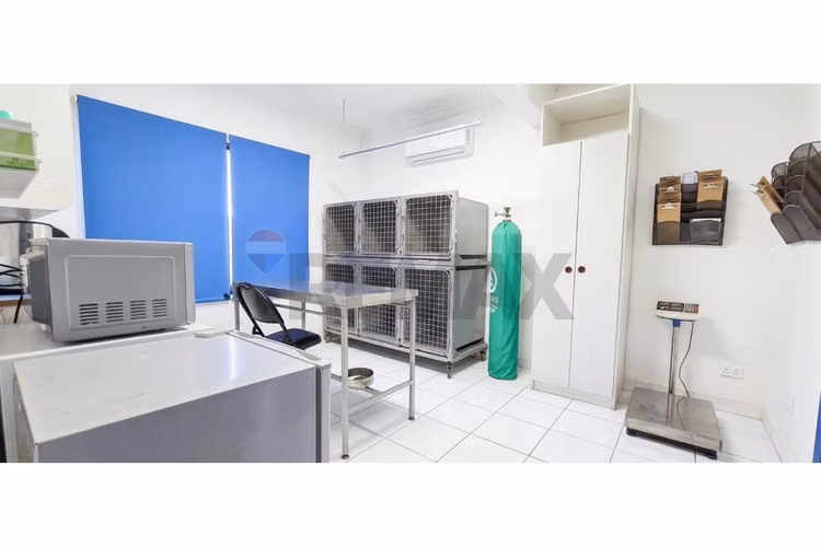 Casa comercial, gran ubicación a pasos metro