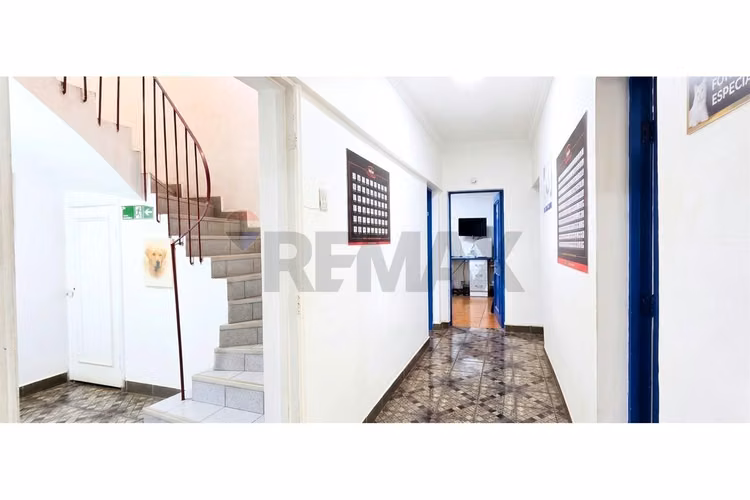 Casa comercial, gran ubicación a pasos metro