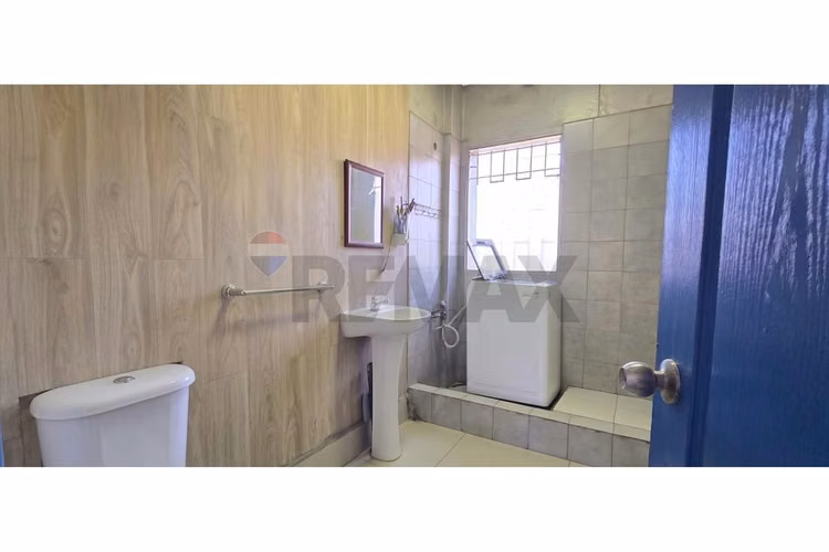 Casa comercial, gran ubicación a pasos metro