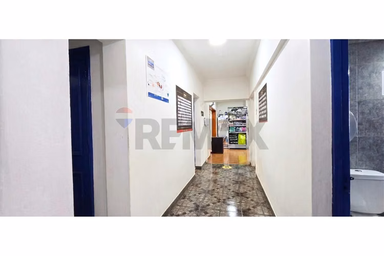 Casa comercial, gran ubicación a pasos metro