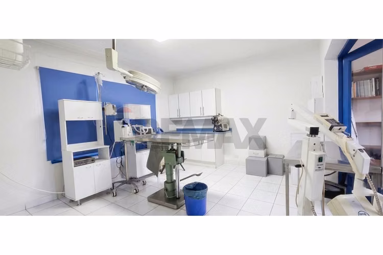 Casa comercial, gran ubicación a pasos metro