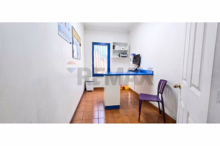 Casa comercial, gran ubicación a pasos metro