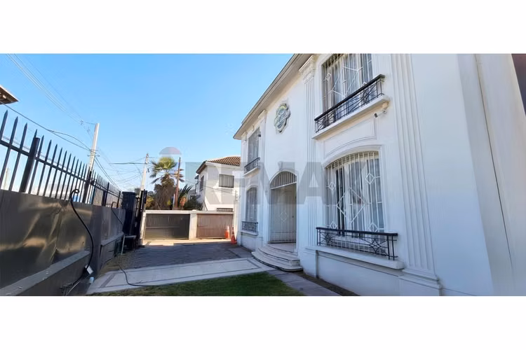 Maravillosa casa estilo francés ideal para oficina