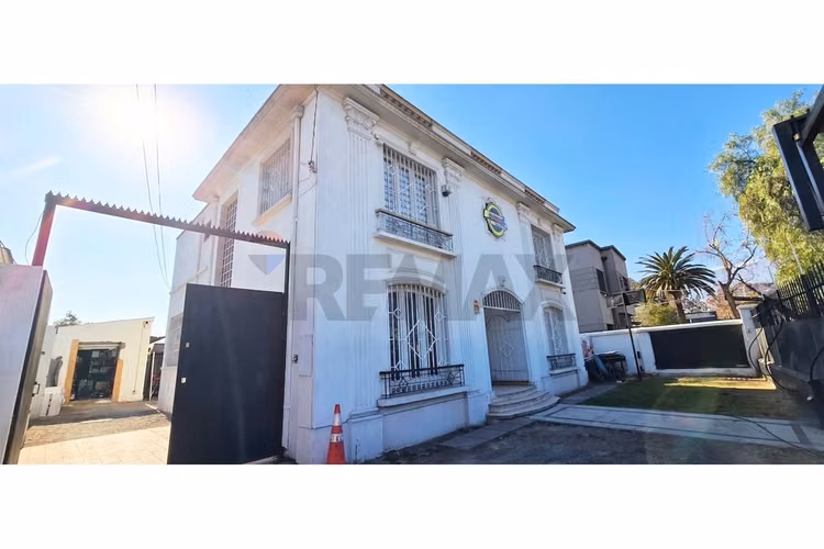 Maravillosa casa estilo francés ideal para oficina