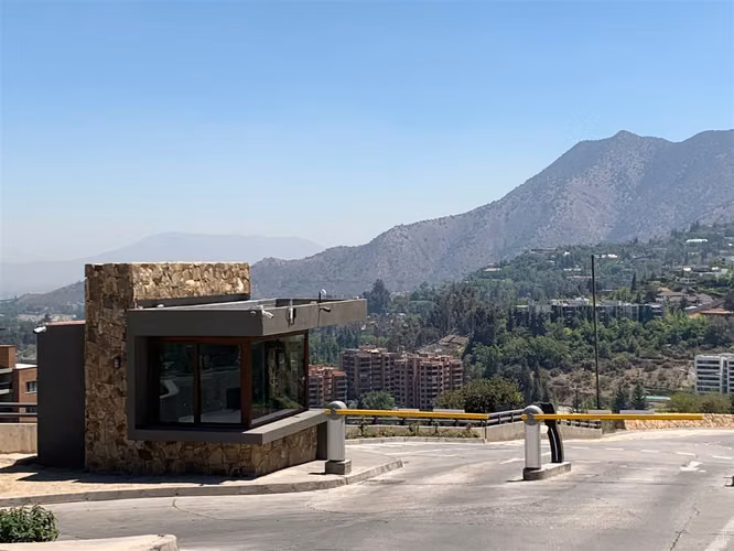 DEPARTAMENTO Townhouse en segurísimo condominio con linda vista a Santiago