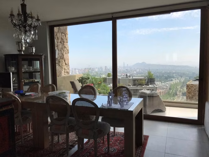 DEPARTAMENTO Townhouse en segurísimo condominio con linda vista a Santiago