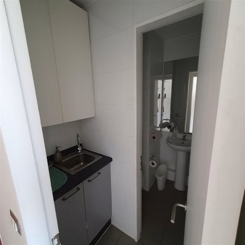 OFICINA COMODA OFICINA AMOBLADA EN PLANTA LIBRE, BAÑO, KITCHEN, ESTACIONAMIENTO FRENTE A EDIFICIO MARRIOTT - Imagen 5