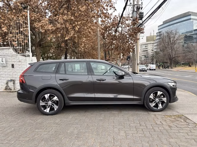 VOLVO V60 CROSS COUNTRY 2023