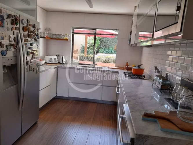Casa en venta de 4 dorm. en Las Condes