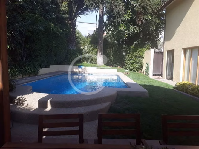Casa en venta de 4 dorm. en Las Condes