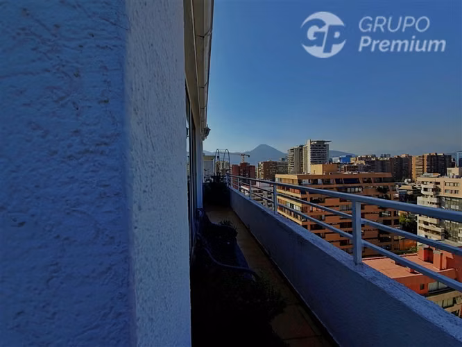 Penthouse familiar amplio en Las Condes dos estacionamientos - Imagen 16