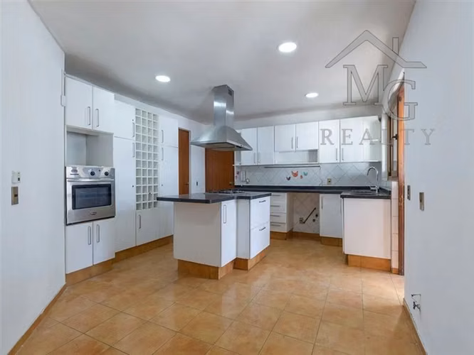 Casa en venta de 5 dorm. en CHICUREO CENTRO Colina