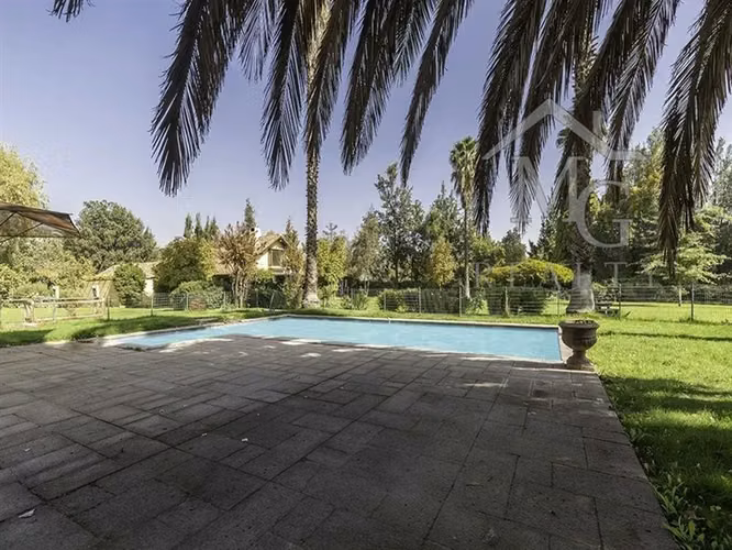 Casa en venta de 5 dorm. en CHICUREO CENTRO Colina