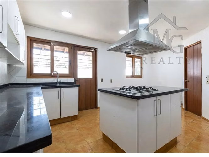 Casa en venta de 5 dorm. en CHICUREO CENTRO Colina
