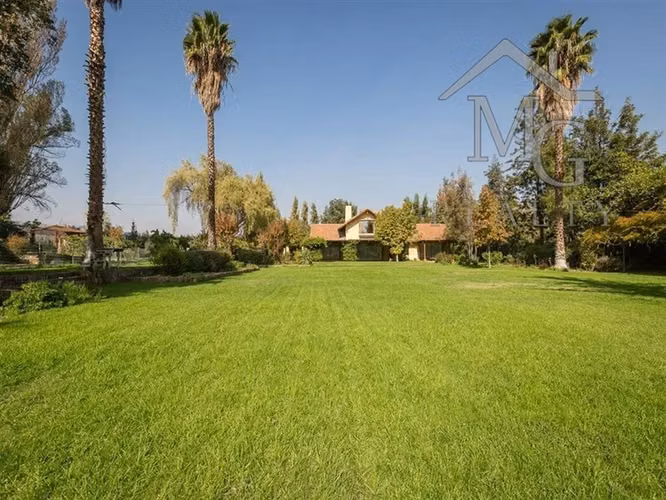 Casa en venta de 5 dorm. en CHICUREO CENTRO Colina