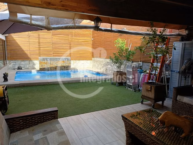 Casa en venta de 5 dorm. Piscina quincho en La Florida - Imagen 8