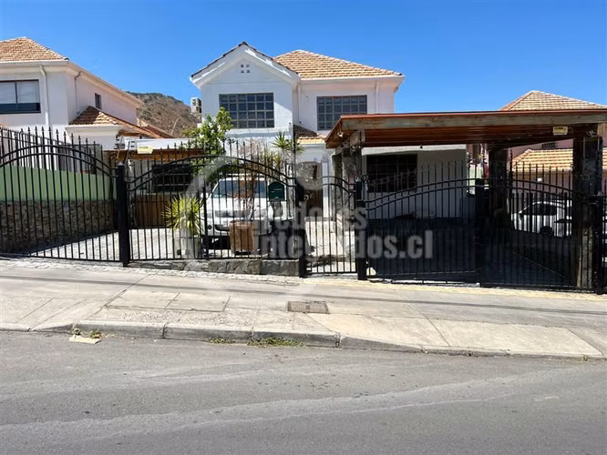 Casa en venta de 5 dorm. Piscina quincho en La Florida