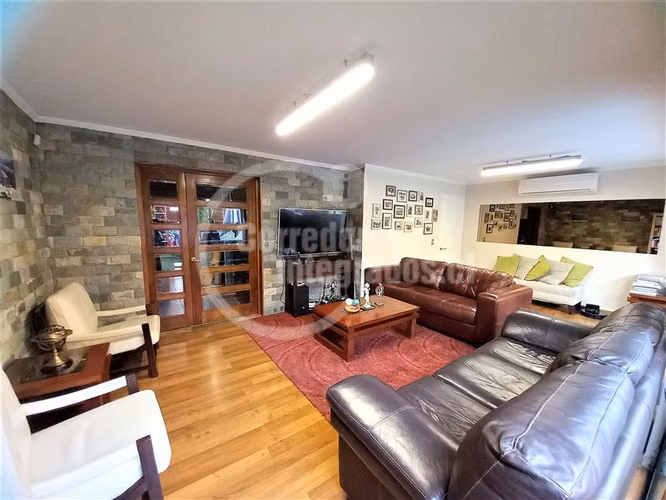 Casa en venta de 5 dorm. Piscina quincho en La Florida - Imagen 2