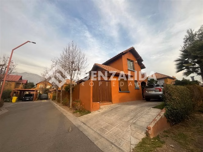 Casa en condominio, de 4 dorm. en Peñalolén