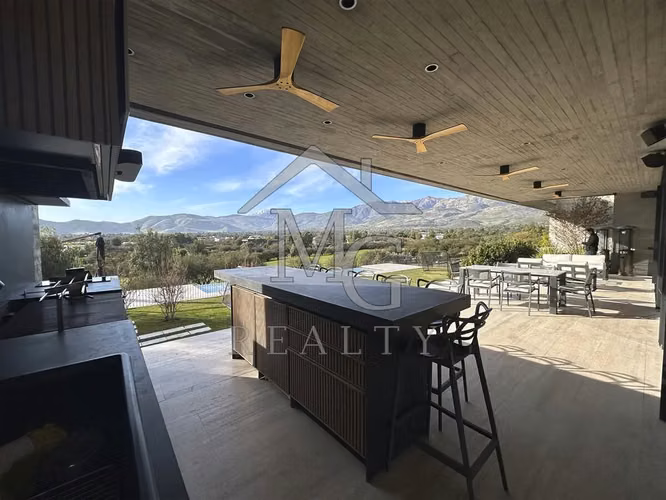 Casa en Venta De 6 Dorm. En Piedra Roja Colina