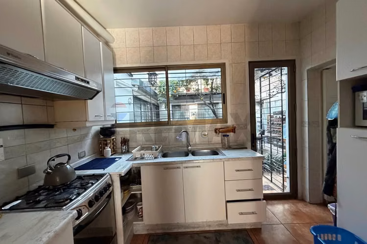 Excelente casa a pasos del metro republica