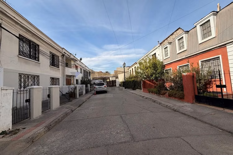 Excelente casa a pasos del metro republica