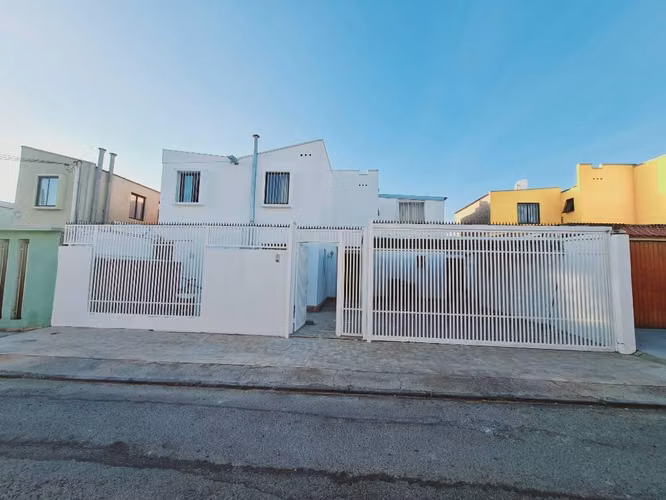 Corredora arrienda casa amoblada 20 personas
