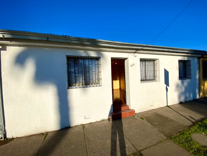 SE ARRIENDA CASA EN AVENIDA BRASIL, LLEGANDO A CONSTITUCION